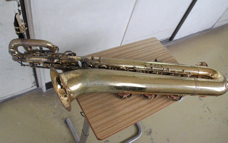【バリトンサックス】重低音で吹奏楽を支えるバリトンサックス。さびやへこみが多く重低音パートを支えきれません‥。