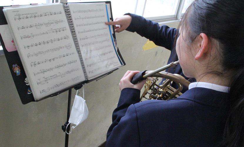 【フルダブルホルン】ずっと生徒たちを支えてきた穴だらけのホルン‥。良い音を奏でるため新しい楽器が欲しいです。