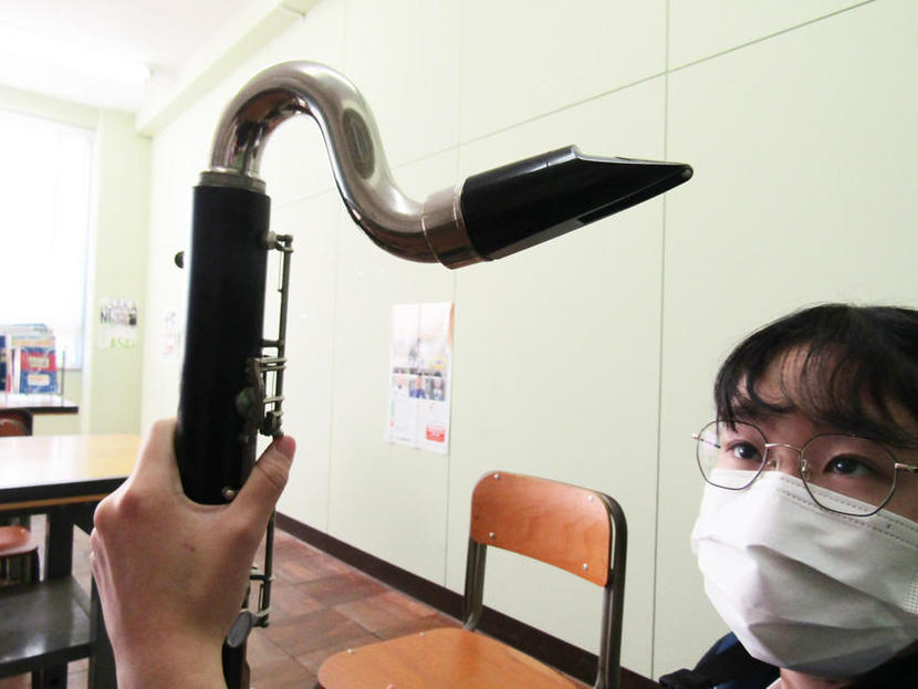 【B♭バスクラリネット】一年に何回も修理をしているB♭バスクラリネット、修理をしても楽器自体が古いため良い音が鳴らず指換えも大変です。
