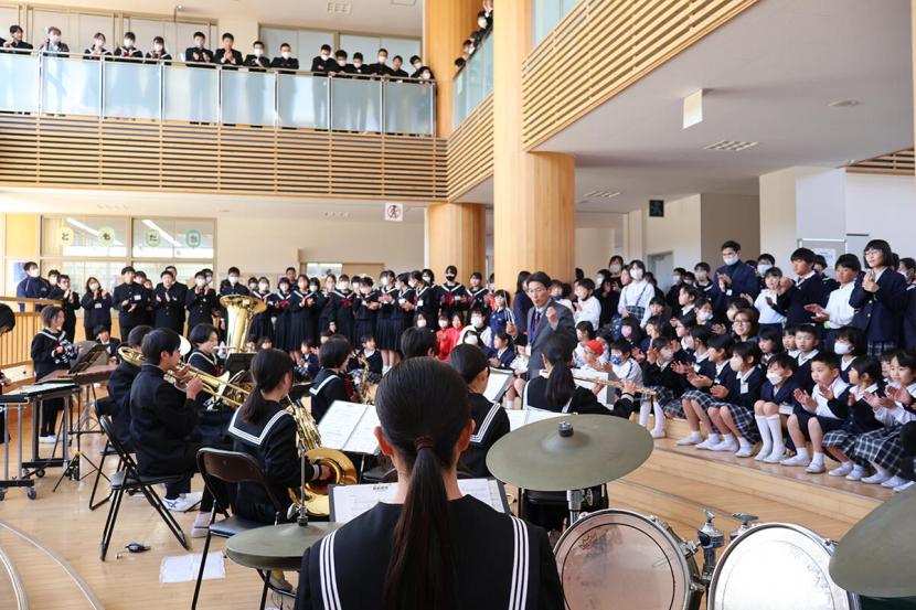 【ティンバレス】私たちの学校にはティンバレスがないので、近くの学校から借りています。