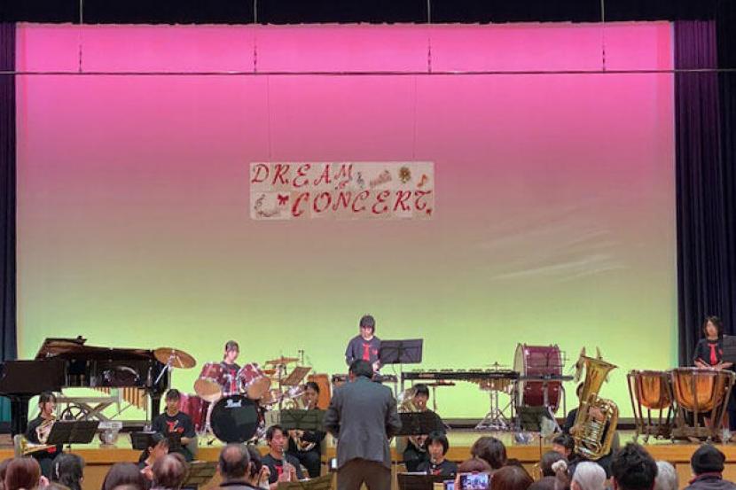 【ティンバレス】私たちの学校にはティンバレスがないので、近くの学校から借りています。