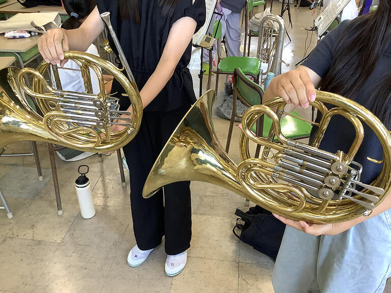【フルダブルホルン】学校備品は経年劣化が激しく数もたりません。また初心者用の物は音程が合わせづらく思うような演奏ができません