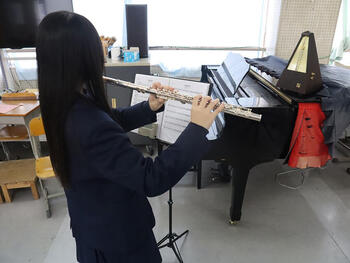 【大阪府堺市】貴重なフルートを赤坂台中学校吹奏楽部に寄付していただき、ありがとうございました
